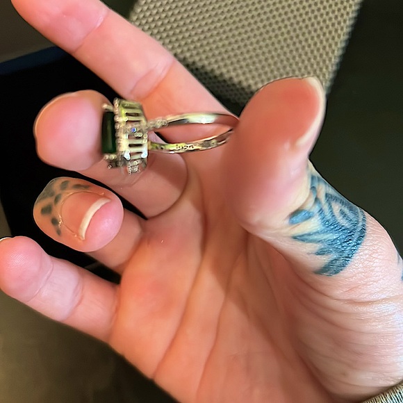 Size 7 925 silver and emerald ring with crystals - Picture 9 of 10